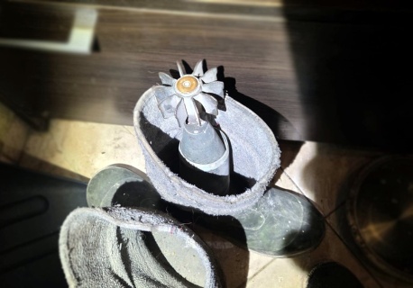 Znalazł pocisk moździerzowy i chciał z niego zrobić ozdobę