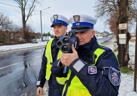Brawurowa jazda w zimowych warunkach. 21-letni kierowca stracił prawo jazdy