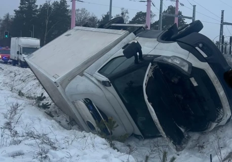 Niebezpieczne zdarzenie na oblodzonej drodze