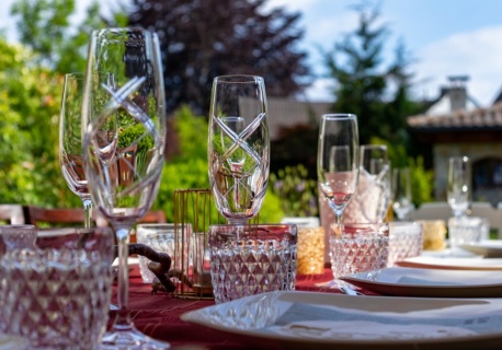 Efektowne przyjęcie przy skromnym budżecie. Na czym oszczędzać, a w co zainwestować?