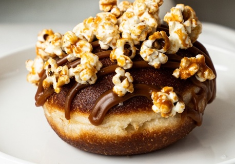 Zmączeni zamknęli w pączku sernik baskijski. Na górze karmel, ale w jakiej odsłonie!