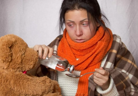 Grypa w dół, COVID w górę. Sezon zachorowań trwa