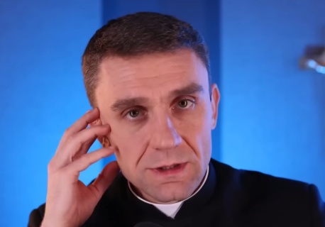 Znany ksiądz znika z internetu. Kuria podjęła decyzję w sprawie jego zachowania wobec kobiety