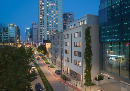 Perełka modernizmu odzyskuje blask. Jak zmienia się kamienica przy Grzybowskiej 73