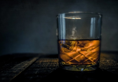 Rynek alkoholi mocnych spadł o 6,5% w 2025, niepokoi chaos regulacyjny