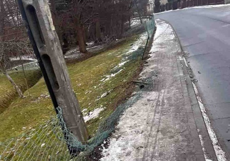 Policjant, dzielnicowy ze Świdnicy samochodem skasował ogrodzenie. Nie dostał mandatu