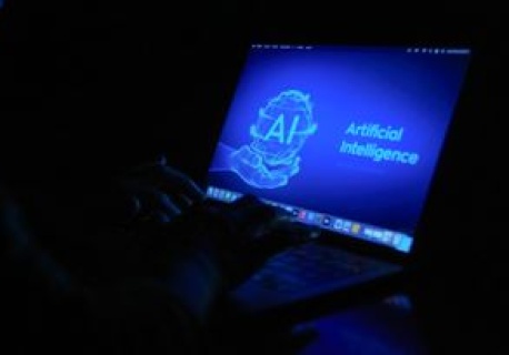 AI czerpie z zatrutego źródła. Propaganda w modelach językowych