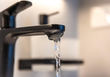 W kilku dzielnicach Warszawy woda z kranu śmierdzi chlorem. 