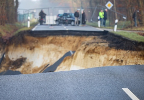 Nagle zniknęło 80 metrów drogi. Zapadła się do wody