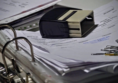 Skarbówka coraz skuteczniejsza. W 2025 roku wykryto ponad 376 tys. fikcyjnych faktur