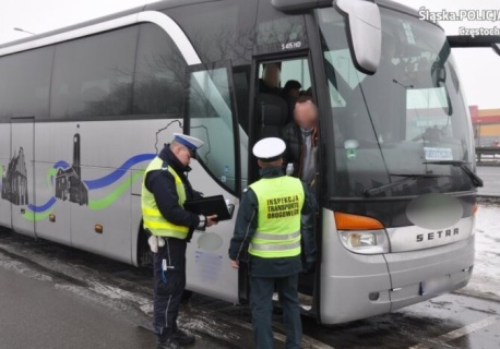 Ferie pod policyjną kontrolą. Mundurowi sprawdzą autokary i kierowców wożących dzieci