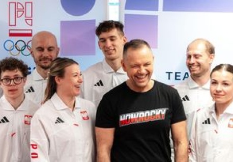 Nowrocky, czyli kto sprzedaje koszulki, bluzy i kubki promujące Karola Nawrockiego