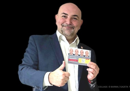 Poirytowany wicestarosta Tokarski. W tle promocja alkoholu
