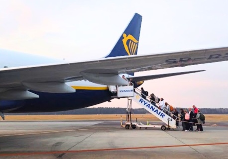 Ryanair ostrzega pasażerów. Tych ubrań lepiej nie zakładać na pokład
