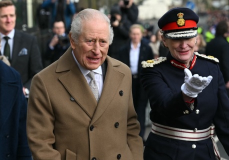 Karol III przerywa milczenie w sprawie maili Epsteina. 