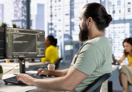 IT wychodzi z dołka, ale tylko dla najlepszych. Firmy polują na seniorów