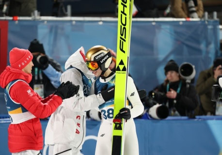 Co to był za konkurs! Kacper Tomasiak srebrnym medalistą Zimowych Igrzysk Olimpijskich!