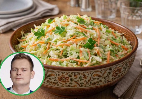 Colesław od Piotra Ogińskiego czaruje smakiem. Wszystko przez 1 składnik