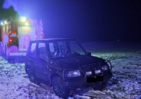 Nocny wypadek pod Pniewami: auto dachowało, ranny kierowca, akcja ratunkowa
