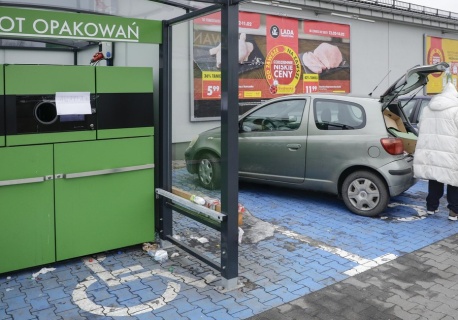 Butelkomat Biedronki zajął miejsce dla niepełnosprawnych. Klienci oburzeni