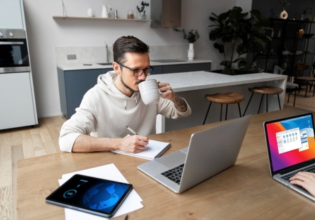 Praca zdalna traci na znaczeniu. Firmy coraz częściej chcą widzieć pracowników w biurach