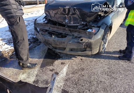 Kierowca BMW wjechał w tył Peugeota. Nie przyznał się do winy, stracił prawo jazdy