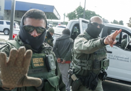 Sędzia zablokowała kalifornijski zakaz zasłaniania twarzy przez agentów DHS/ICE. Jest warunek