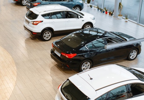 Na polskich placach zalega nawet 100 tys. nowych samochodów. Rabaty mogą nas zaskoczyć. Kto zjedzie najniżej?