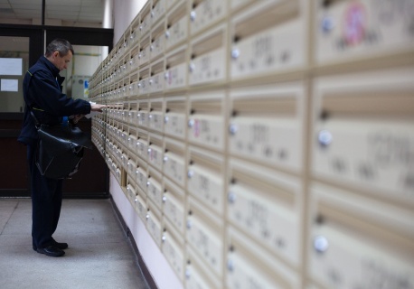 Jedna decyzja o karze, ale przesyłki do małżonków już dwie