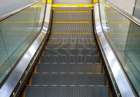 Przyszła tylko na zakupy. Utknęła w ruchomych schodach