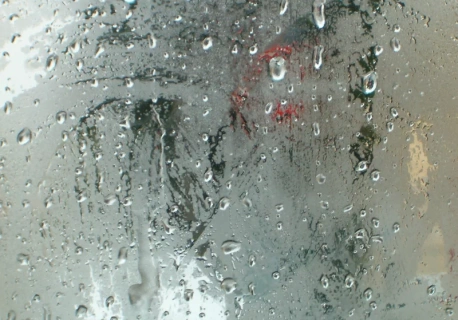 Dlaczego na oknie zbiera się woda? Zrób jedną rzecz, a krople na szybie znikną