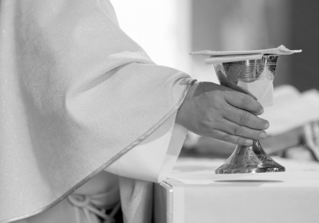 Duchowny udzielił komunii, a następnie zasłabł. Tragiczny finał mszy świętej