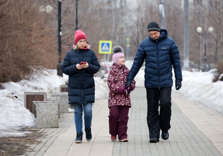 Zastanawia się, dlaczego dzieci mają więcej wolnego. 