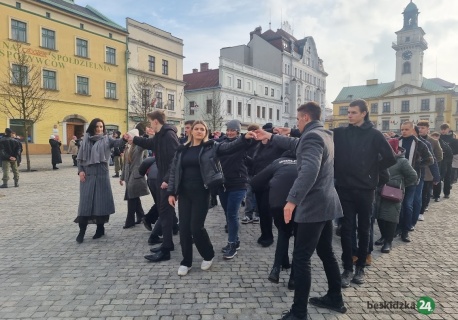 Cieszyński polonez, który łączy pokolenia. Wszyscy mieszkańcy i goście zaproszeni do tańca na rynku