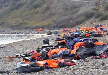 Ponad 50 osób zginęło lub zaginęło po wywróceniu się łodzi z migrantami