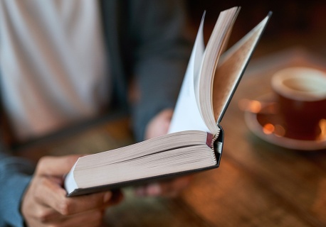 Remigiusz Mróz to przy niej amator. Tak pisze się 200 książek rocznie