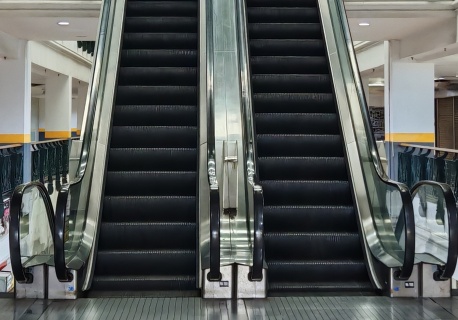 Wypadek w centrum handlowym w Niemczech. Kobietę wciągnęły ruchome schody