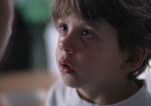 Nie wypowiadaj tych słów przy płaczącym dziecku. To najgorsze, co możesz zrobić