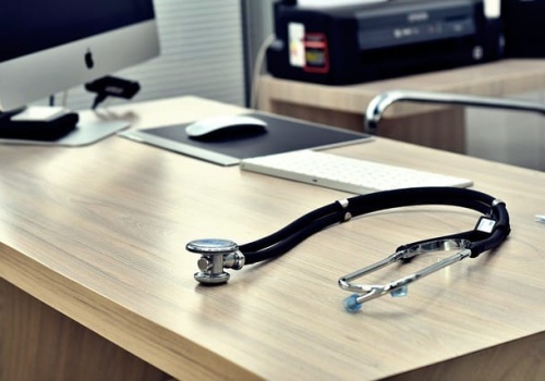 Sezon infekcyjny 2025/2026: Fala zachorowań łagodniejsza niż przed rokiem, ale eksperci apelują o czujność