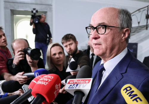 Wparowali na konferencje Czarzastego i wręczyli mu jedną rzecz. Mówi o tym cała Polska