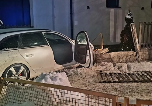 Przejechał rondo „na wprost” i wylądował na ogrodzeniu szkoły. Miał 2 promile