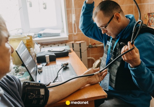 Ukraina: lekarze przyjmują pacjentów w ruinach przychodni. W środku jest 3-5 st. C