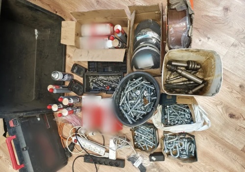 „To tylko stare graty” - myśleli. Kilka dni później zapukała do nich policja