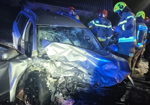 Czołowe zderzenie: sześć osób trafiło do szpitala