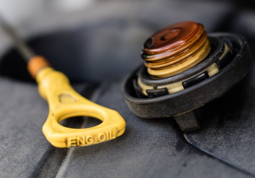 Kierowcy widzą czarny olej i panikują. Mechanik powiedział, o co chodzi