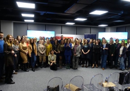 Bank Pekao S.A. wspiera kobiety w branży cyberbezpieczeństwa. Stowarzyszenie Women Go Cyber z wizytą na Żubra