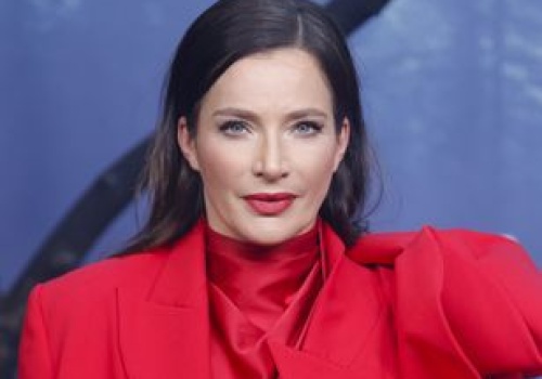 W takim stroju poprowadziła 