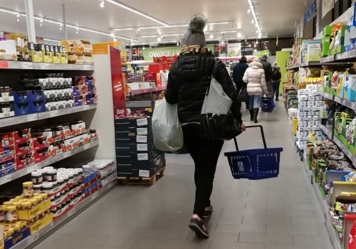 W całym 2025 roku w sklepach było drożej średnio o 4,2% niż w 2024 roku