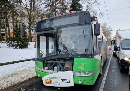 Lublin: zderzenie pojazdu komunikacji miejskiej z Nissanem