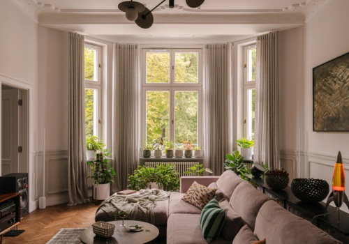 WNĘTRZE TYGODNIA: Historia tego stylowego mieszkania w kamienicy zaczyna się od... biblioteki